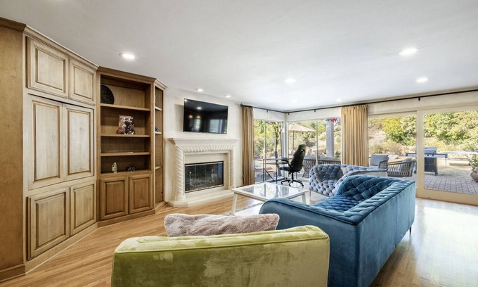 Woodland Hills Casa | Large 6 Bedroom House, Great Location and Valley Views