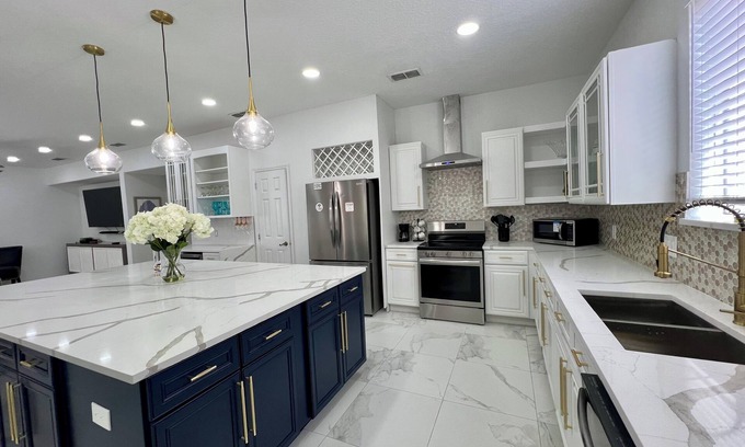Windwood Bay Casa | LARGE 6-bedroom pool home 12mi from DISNEY