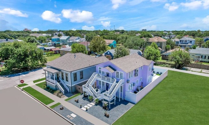 Galveston Casa | Large 6BR NEW home! Pool & Hot Tub Grill- Pets OK- W/D Close to Pleasure Pier!!