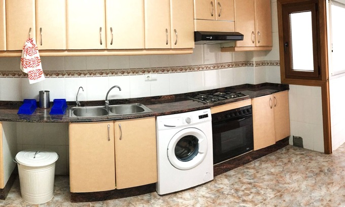 El Cabanyal Apartamento | Amplio apartamento de 7 dormitorios cerca de la playa.