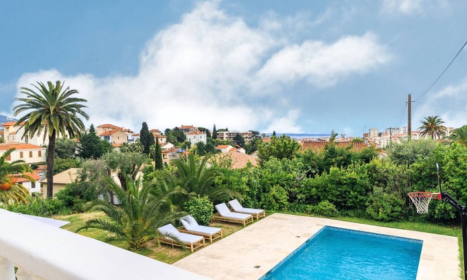 Riou - Petit Juas - Av de Grasse Villa | Large 7 bedroom villa, close to the beach & centre - sea view and bay of Cannes