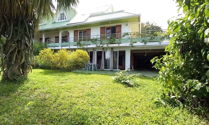 La Possession Apartamento | Large 70m² T2 apartment opening onto a garden