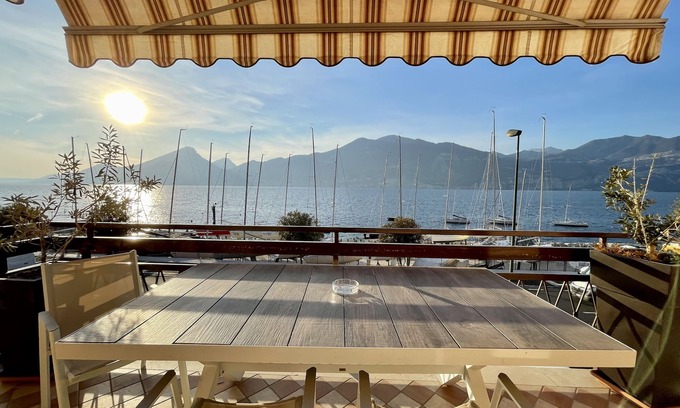 Brenzone sul Garda Apartamento | Amplio y luminoso apartamento, estacionamiento y terraza con vistas al lago
