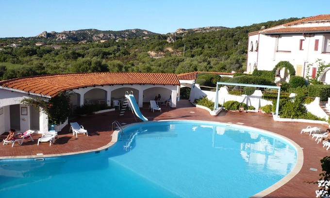 Cala Bitta Apartamento | Amplio y confortable apartamento de tres habitaciones en una residencia con piscina, Costa Smeralda