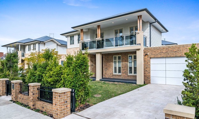 Hampton Casa | Large and Luxe in Hampton - Parkside