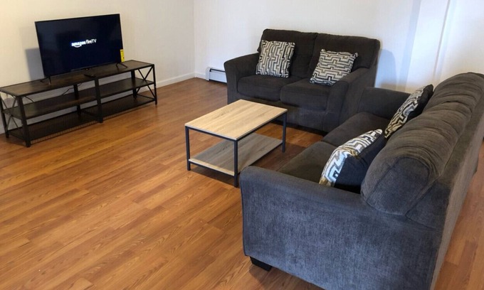 Elizabeth Apartamento | Large and private apartment that sleeps up to 10 people comfortably with direct NYC Manhattan train only 5 minute walk away
