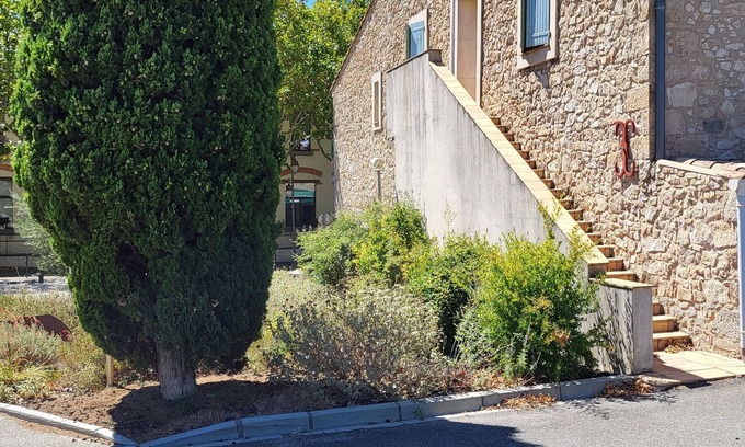 Villeneuve-Minervois Apartamento | Large apartment in the heart of the village.