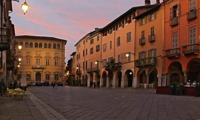 Biella Apartamento | Large apartment in Biella, Italy located on historic Piazza Cisterna