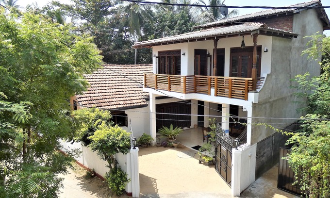 Thiranagama Apartamento | amplio apartamento con balcón a 100 m de la playa en Hikkaduwa - Sri Lank