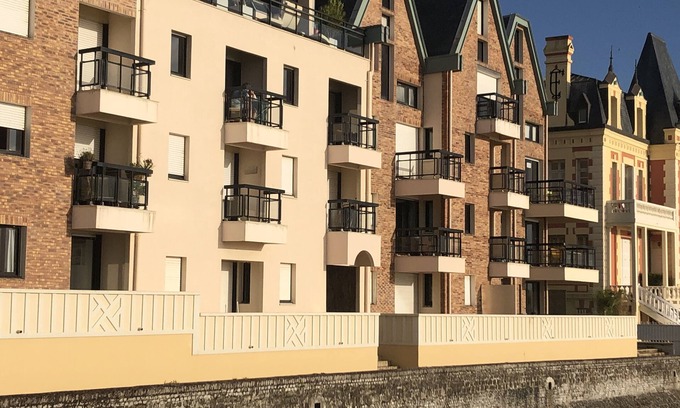 Trouville-sur-Mer Casa | Large atypical studio -