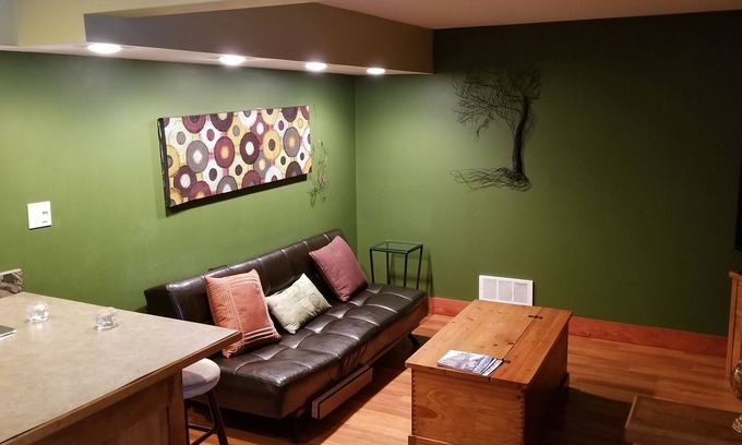 East Kootenay Apartamento | Large Base Suite-Private Entrance & Patio- XL Yard