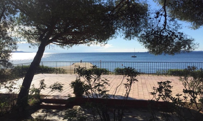 La Londe-les-Maures Casa | Large beachfront villa 6 bedrooms sleeps 14