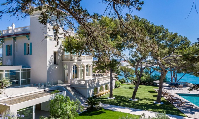 La Seyne-sur-Mer Casa | Large beachfront property with hotel services