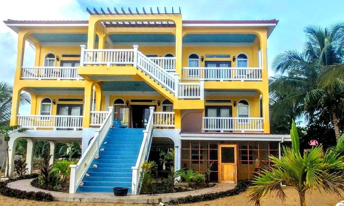Sittee River Casa | Hermosa casa grande en playa privada