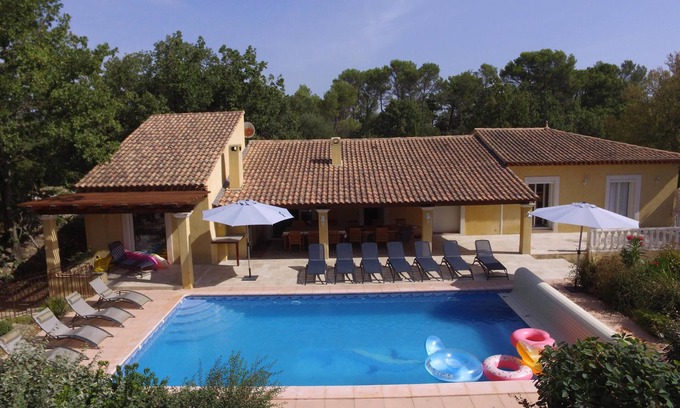 Besse-sur-Issole Villa | Grandes y hermosas Villa 12 personas, árboles y flores en 5400m2.