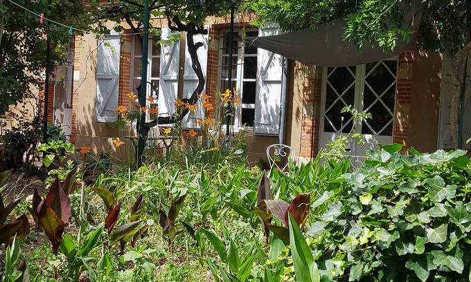 Lezat-sur-Leze Cama Y Desayuno | Large bedroom (3 + 1 baby ) & Dining area in a country village -