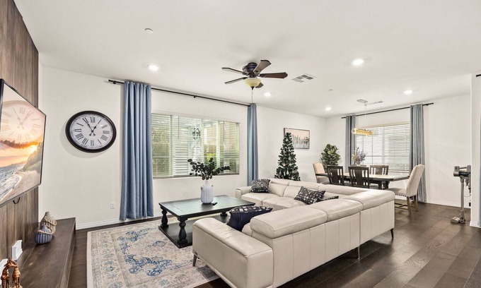 Chino Casa | Large bedroom/quiet communit/