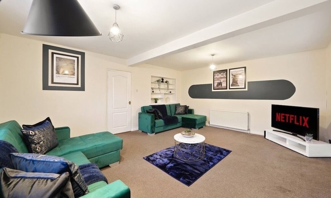 Belluton Casa | Large Bristol House - Games room&nbsp;-&nbsp;Parking