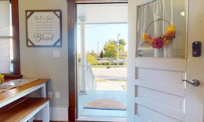 Cedar Rapids Casa | Large bungalow in heart of Newbo. Pets welcome. ADA friendly - Excellent Location