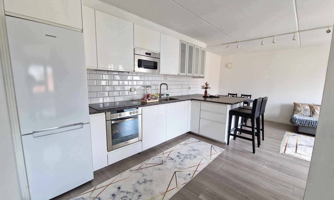 Gronland Apartamento | Large Central Apartment in Gated Community - 3 Bedrooms - Up to 7 Guests