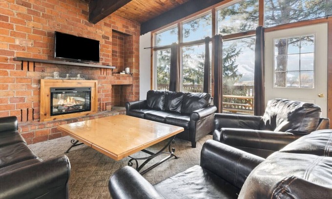 The Blue Mountains Casa | Large Chalet for up to 16 ppl, close to mountains! (141 Kandahar)