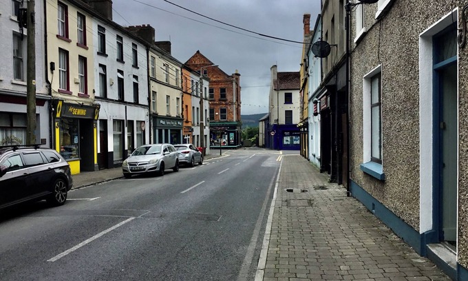Tipperary Casa | Large Character Townhouse TIPPERARY Town Centre shops nearby sleep ONLY 9 People