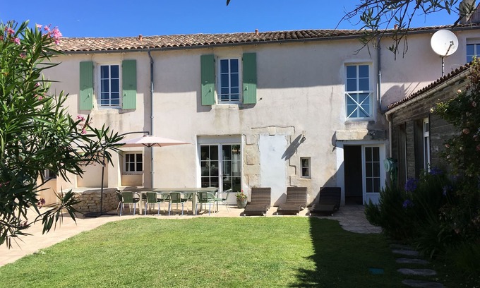 La Couarde-sur-Mer Casa | Gran casa con encanto en el corazón del pueblo de Couarde cerca de las playas ...
