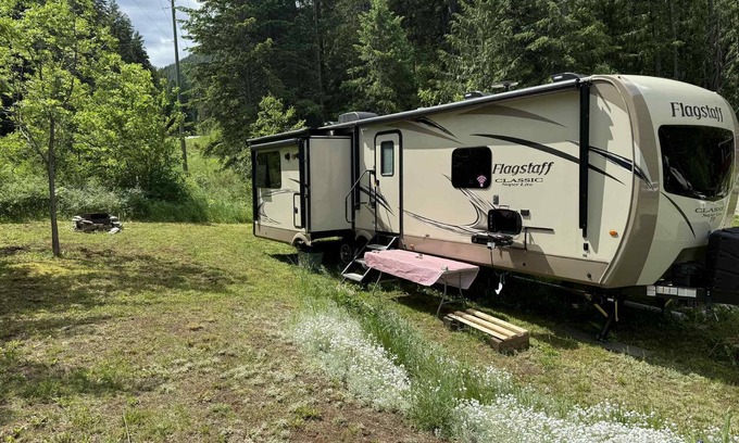 Meadow Creek Casa | Large + comfortable 2018 Trailer near Kootenay Lake