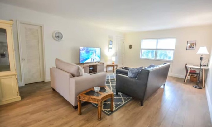 Singer Island Casa | Large & Comfy Beach Apartment with Screened Patio
