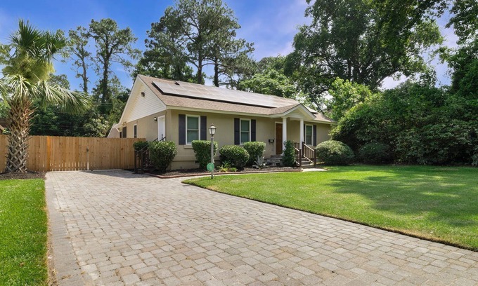 Abercorn Heights - Lamara Heights Casa | Large Corner Lot Bungalow w/ Incredible Outdoor Space by Lucky Savannah