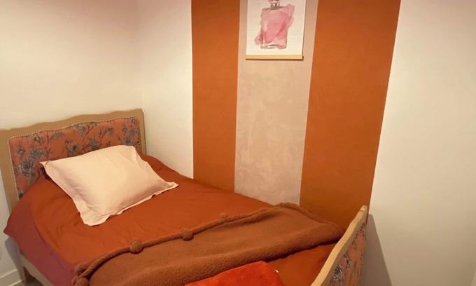 Thoire-sous-Contensor Casa | Large country house sleeps 11 Playroom Alpes Mancelles