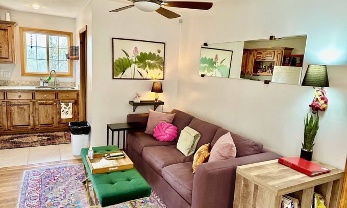 Eureka Springs Cabaña | Large deck, BBQ grill, fire pit & Arkansas Sunsets- the perfect spring evening!
