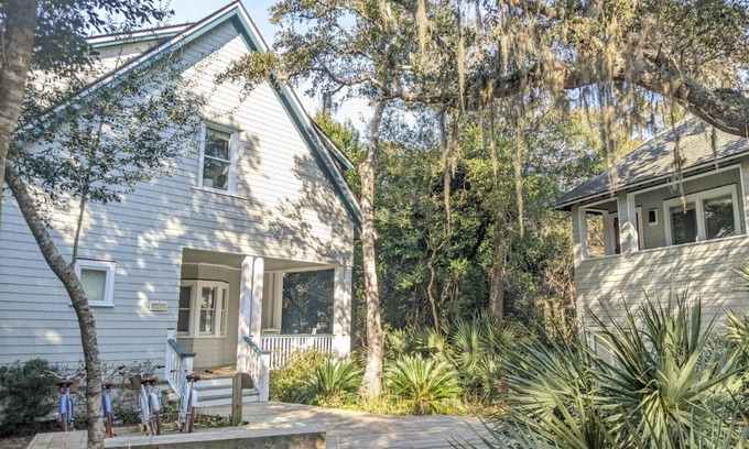 Cape Fear Station Casa | Large deck on main level and screened in porch, private crofter; access to both clubs!