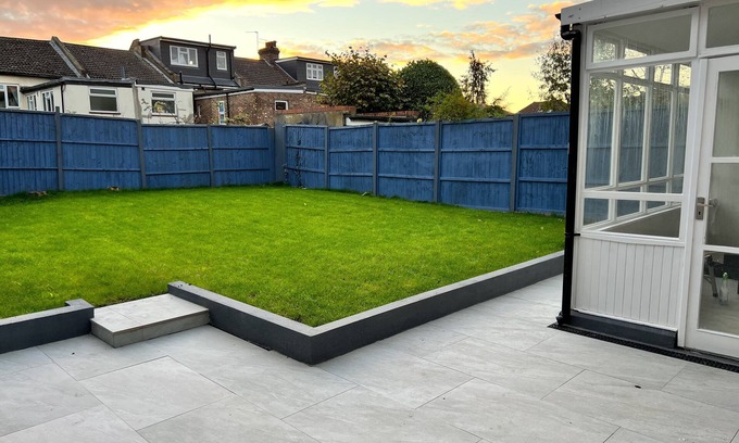 West Finchley Casa | Large detached house, ideally located for local amenities and public transport