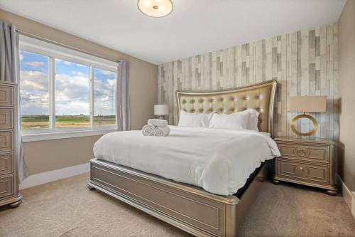 Northwest Edmonton Casa | Large Detached Near Anthony Henday in Albany with 2 Living Rooms, Netflix, Office Space, AC, Perfect for Families, Sleeps 13