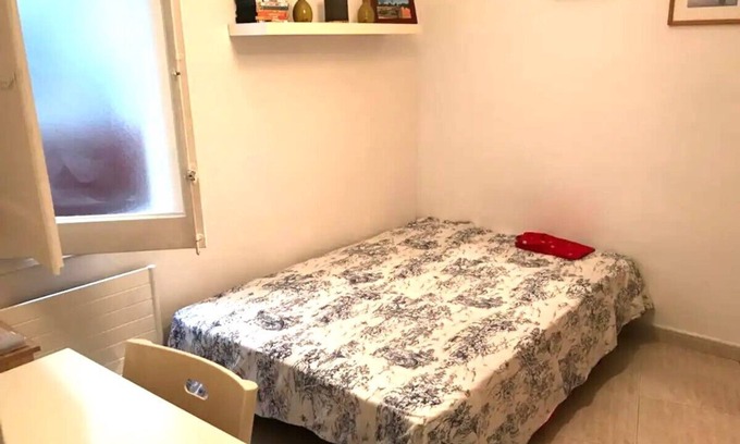 Sant Gervasi – la Bonanova Apartamento | Habitación doble grande con escritorio , con cama grande, gran armario, ventana.