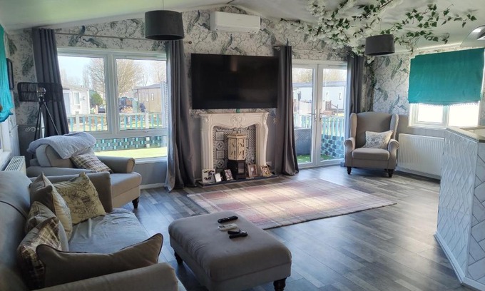 Great Houghton Otro | Large double sized lodge furry friends stay free
