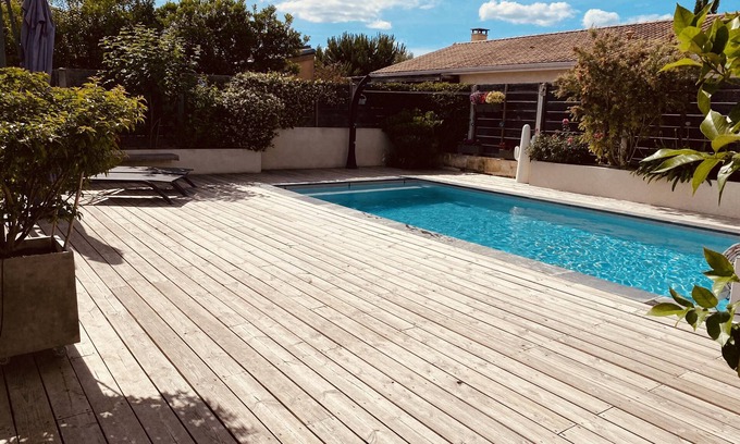 Talence Casa | Gran tienda reformada con piscina.