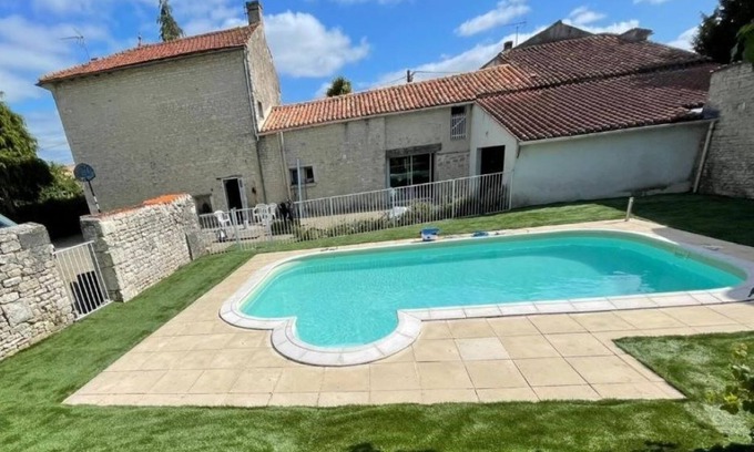 Villeneuve-la-Comtesse Casa | Gran casa familiar con piscina privada.