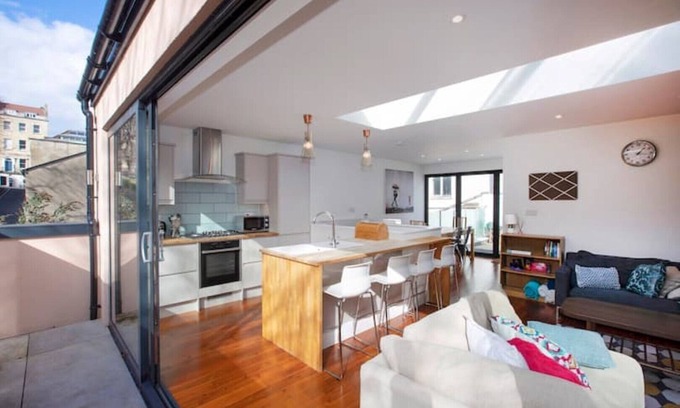 Hanham Casa | Large family, city centre Coach House