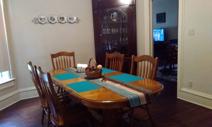 Michigan City Apartamento | Large family friendly bottom unit, 3 minutes to lake, downtown & casino.