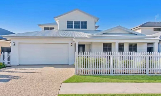 Lake Cathie Casa | Large family friendly beach retreat