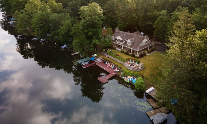 Lakeside Casa | Large Family Getaway, Lake House, Fall Foliage, and Winter Adventures.
