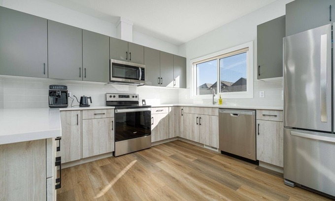 St. Albert Casa | Large family home in St Albert sleeps 10, EV rental available, 15min to WEM