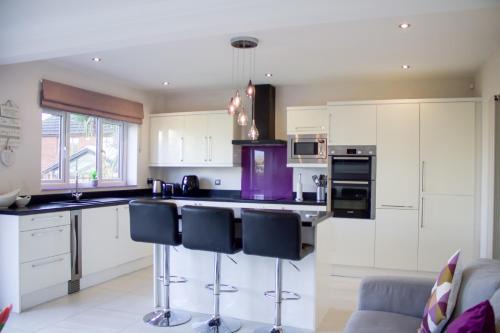 Pool-in-Wharfedale Casa | Large Family Home with Free Parking
