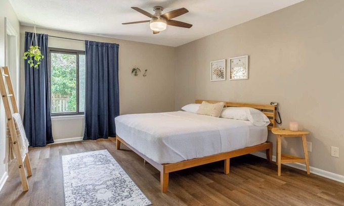 Jacksonville Casa | Large Family House 15min to Base