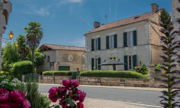 Bonnes Casa | Large family house with pool close to a river