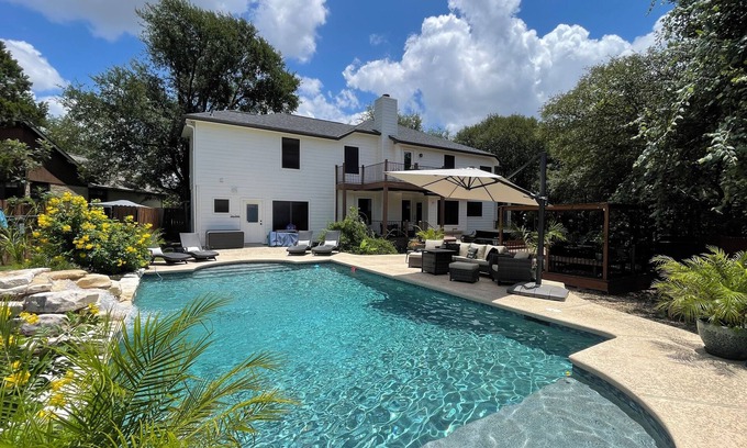 North Buttercup Creek Casa | Large Family Private Home - HOT TUB, Pool, Pool Table, game room, dog friendly!