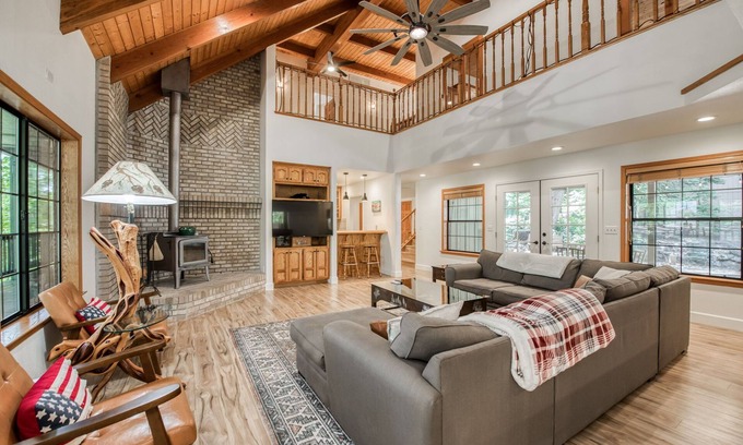 Shaver Lake Cabina | Large Family Retreat---6 BEDROOMS, Sleeps 16!!