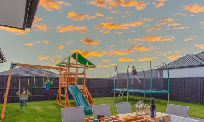Lincoln Casa | Large Family Retreat Spacious Home, Games Room Sleeps 12